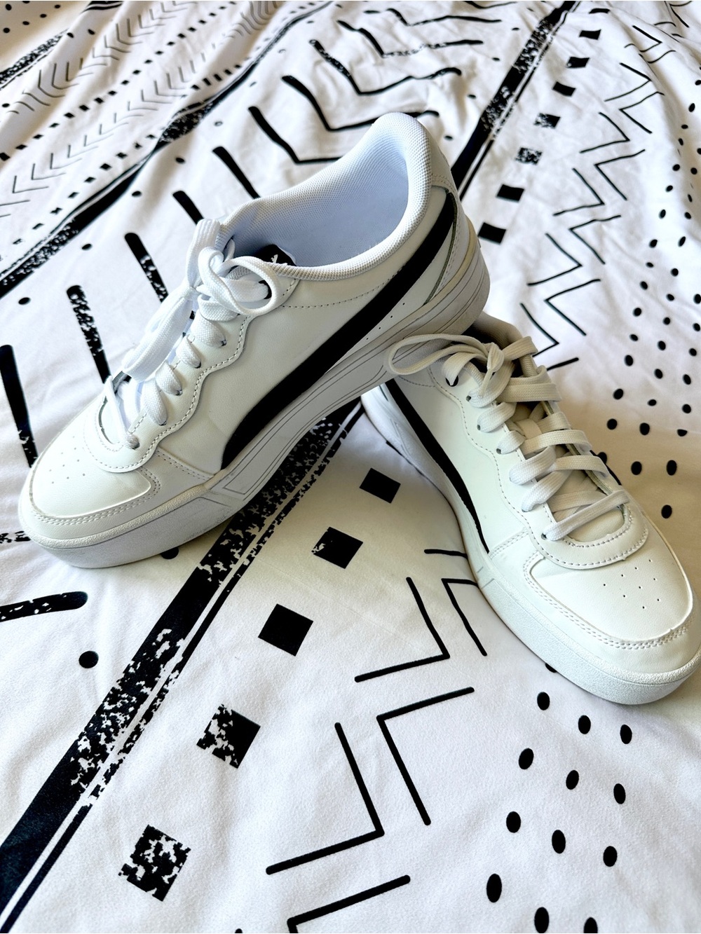 Puma White Sneakers with Black Formstripe - Picture 2 of 4